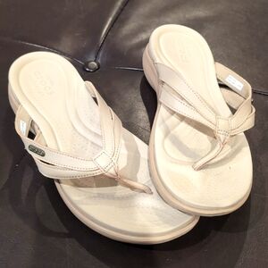 Crocs Sandals Women's Size 10 Capri Beige FlipFlop Leather Upper Comfort Footbed